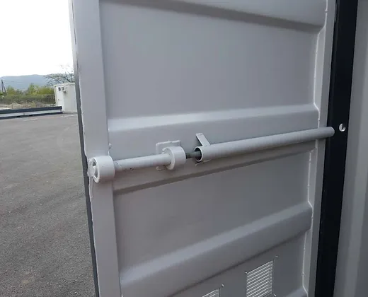 Conteneur 15 pied avec installation électrique,grilles d’aération et verrou clef – Image 8