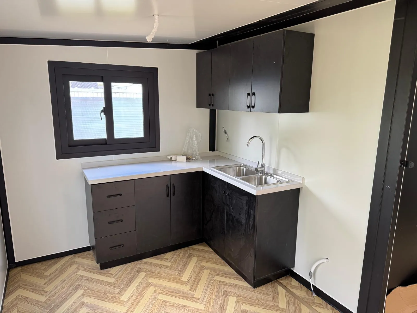 Conteneur maison 36,5 m², 2 chambres, salle de bain et cuisine – Image 8